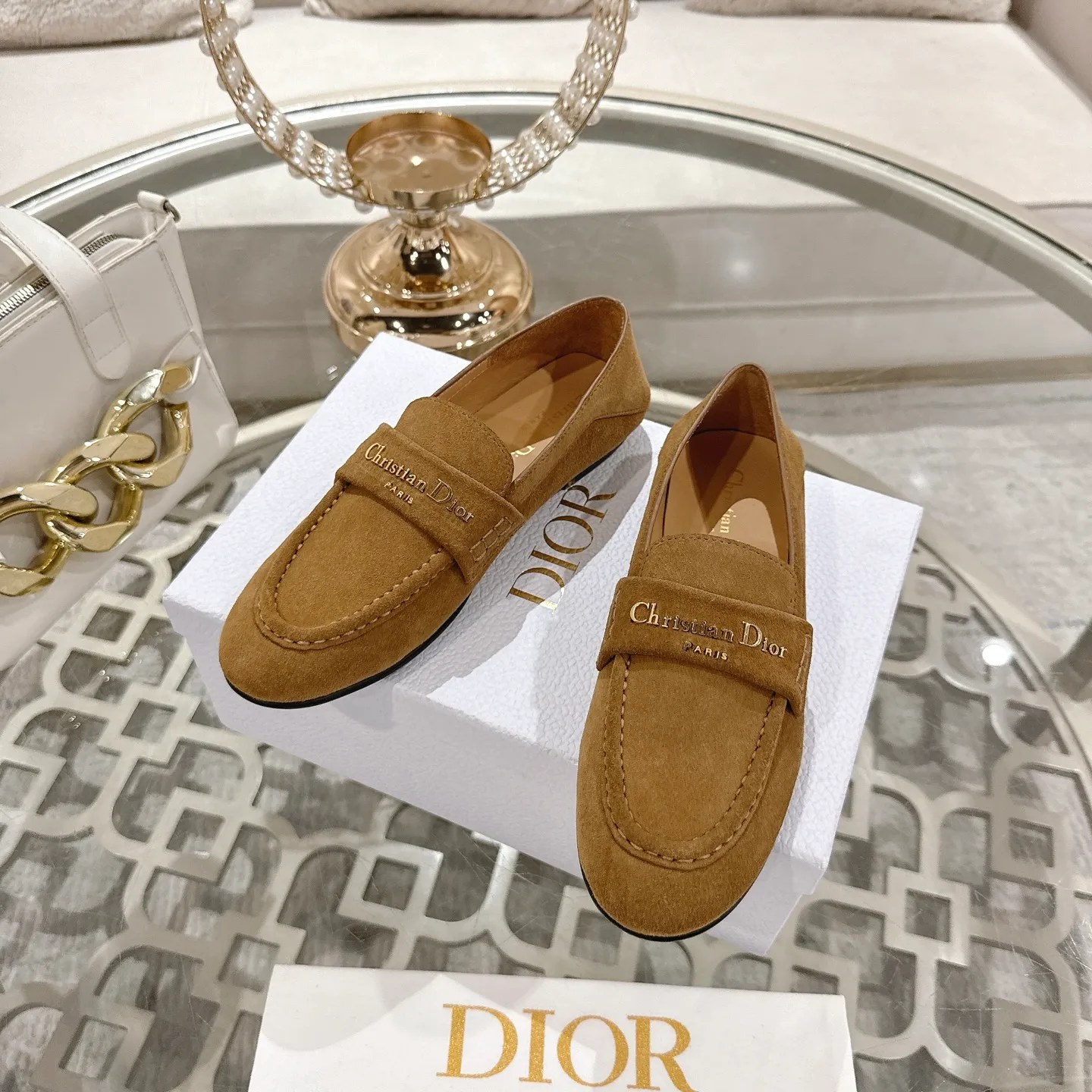 👟👟Ex-factory price 640👟👟 🍸 Dior Dior | 2025 ˢˢD Home 2025 Spring and Summer New Products The latest popular slip-on letter buckle loafers series〰 Original purchase, development and production👍🏻This Dior loafer is carefully made of black glossy cow leather, and the front letter plate is decorated with golden tone Christian Dior Paris logo. Paired with a leather-injected outsole, it adds classic style to any casual look. Upper: original cowhide/cow suede, lining: cowhide, outsole: injection molded leather outsole imported from Italy, heel height: 1cm, size: 35-42 (customized at 40.41.42)